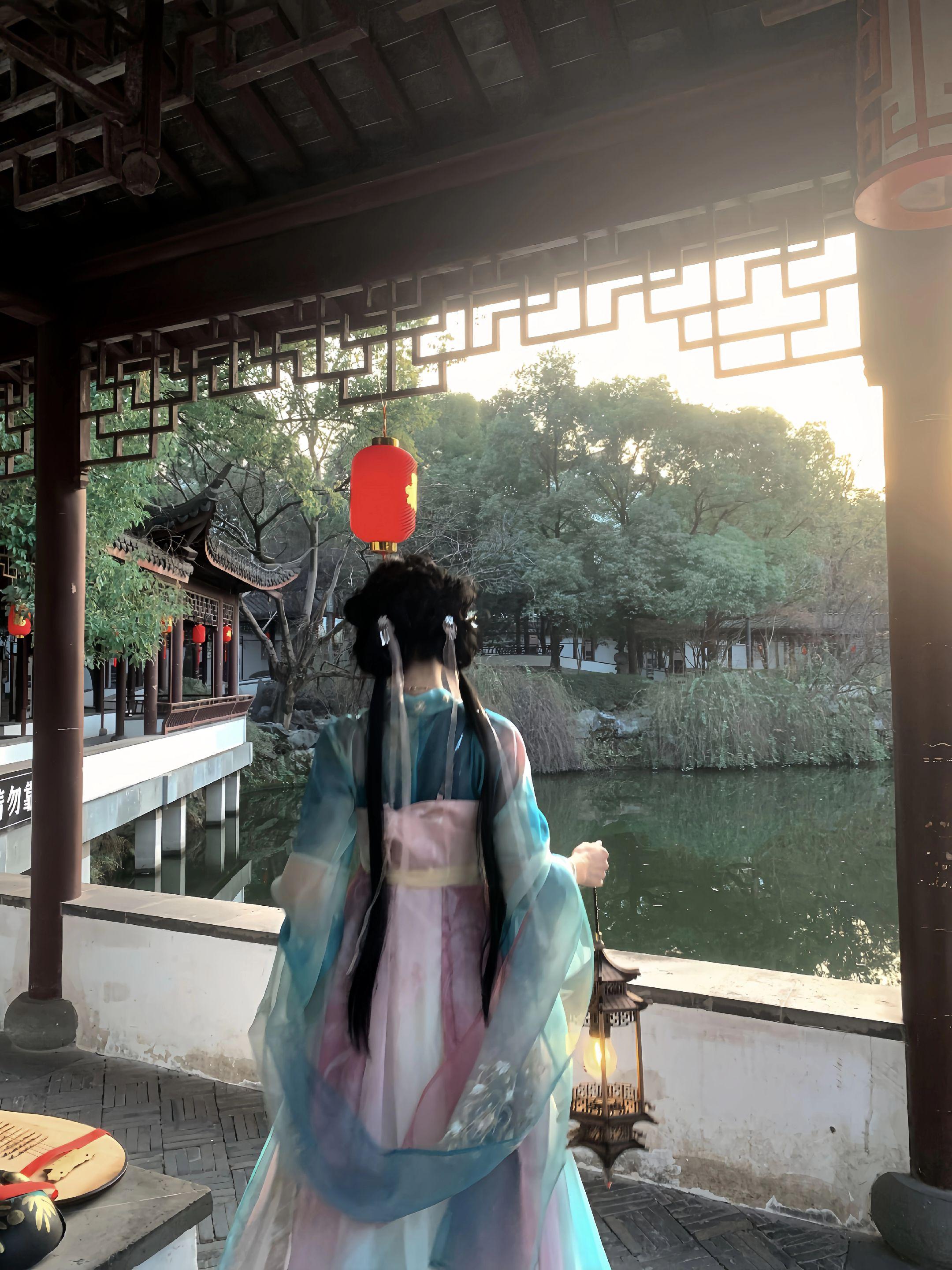 “枯木逢春 静水成玉”