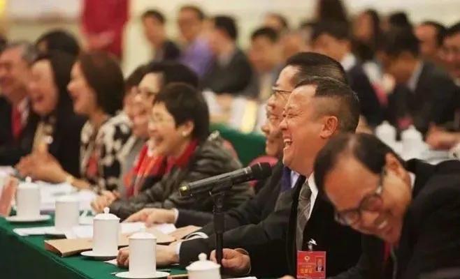 作为农民儿子的我惊奇的发现，曾志伟、刘涛、冯小刚等明星大腕都成了人大代表，大家有