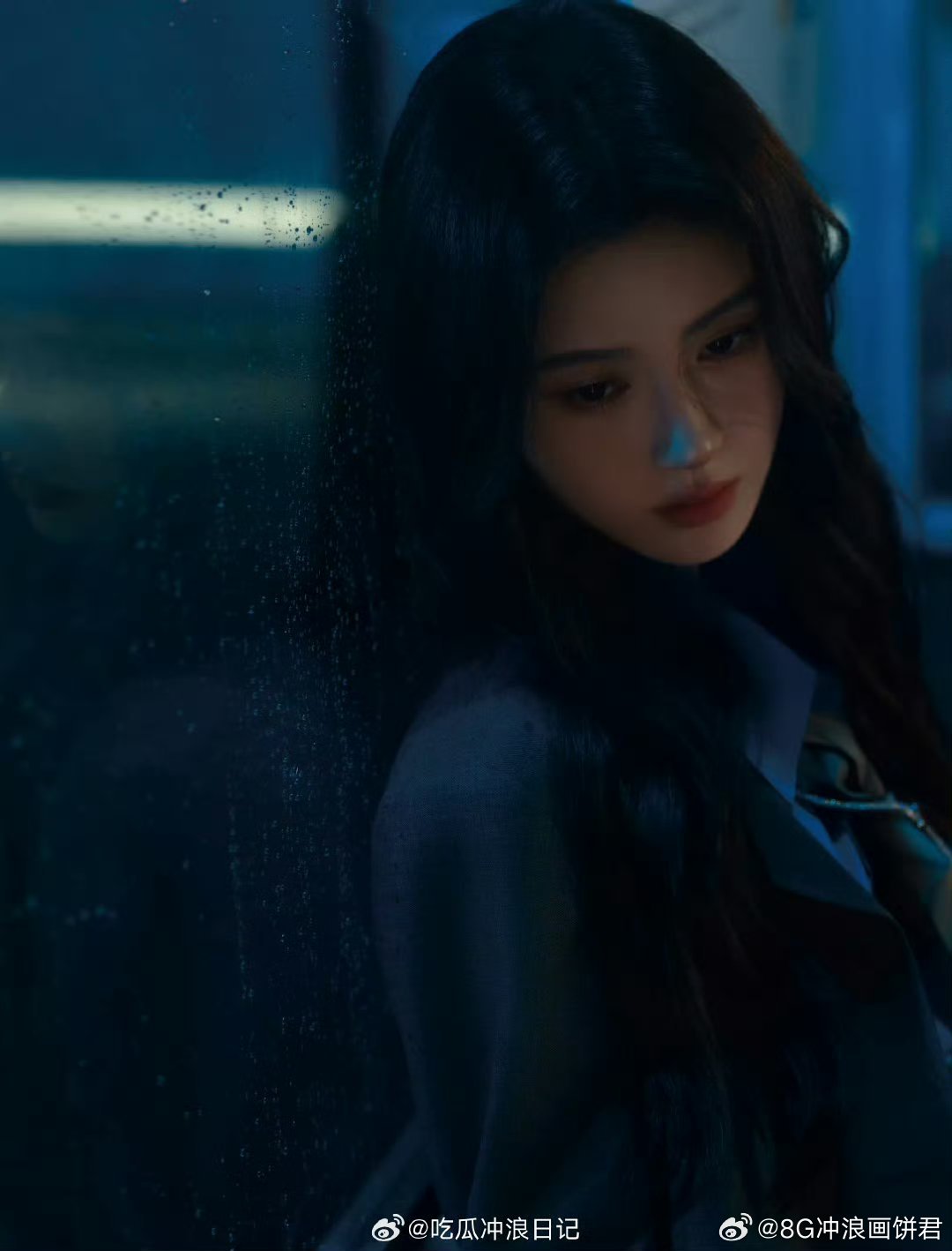 鞠婧祎火焰玫瑰鞠婧祎蓝调雨夜 炽烈如火，静谧如蓝。两种极致交织成画，巅峰之夜，静