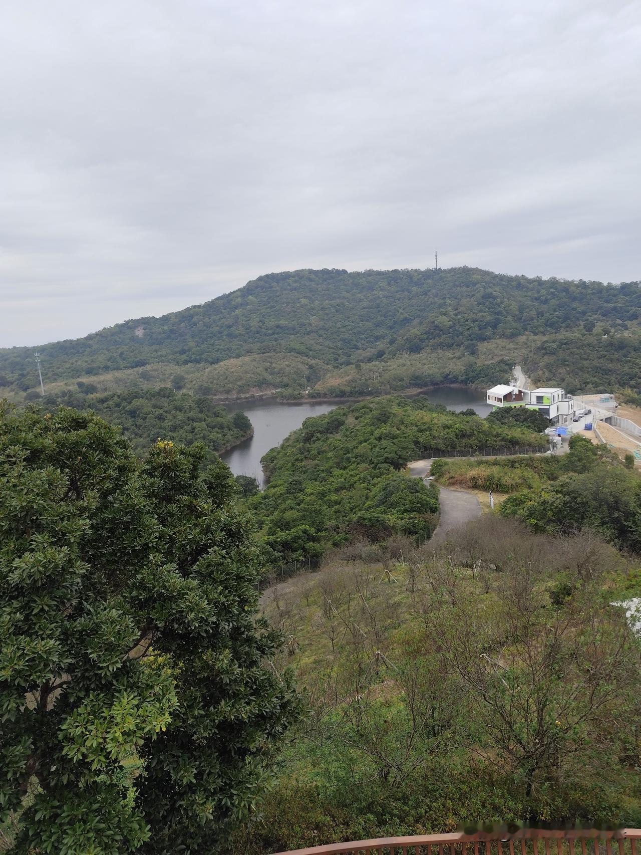 最近国外很多吐槽天价医疗账单的，有的人坐飞行器到中国看病，还比有医保的本国便宜。
