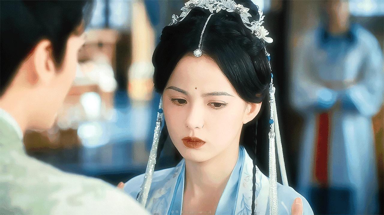 来看美女，近日开播的古装剧《春花焰》里的西焉公主子顾，扮演者黄日莹，真的很漂亮，