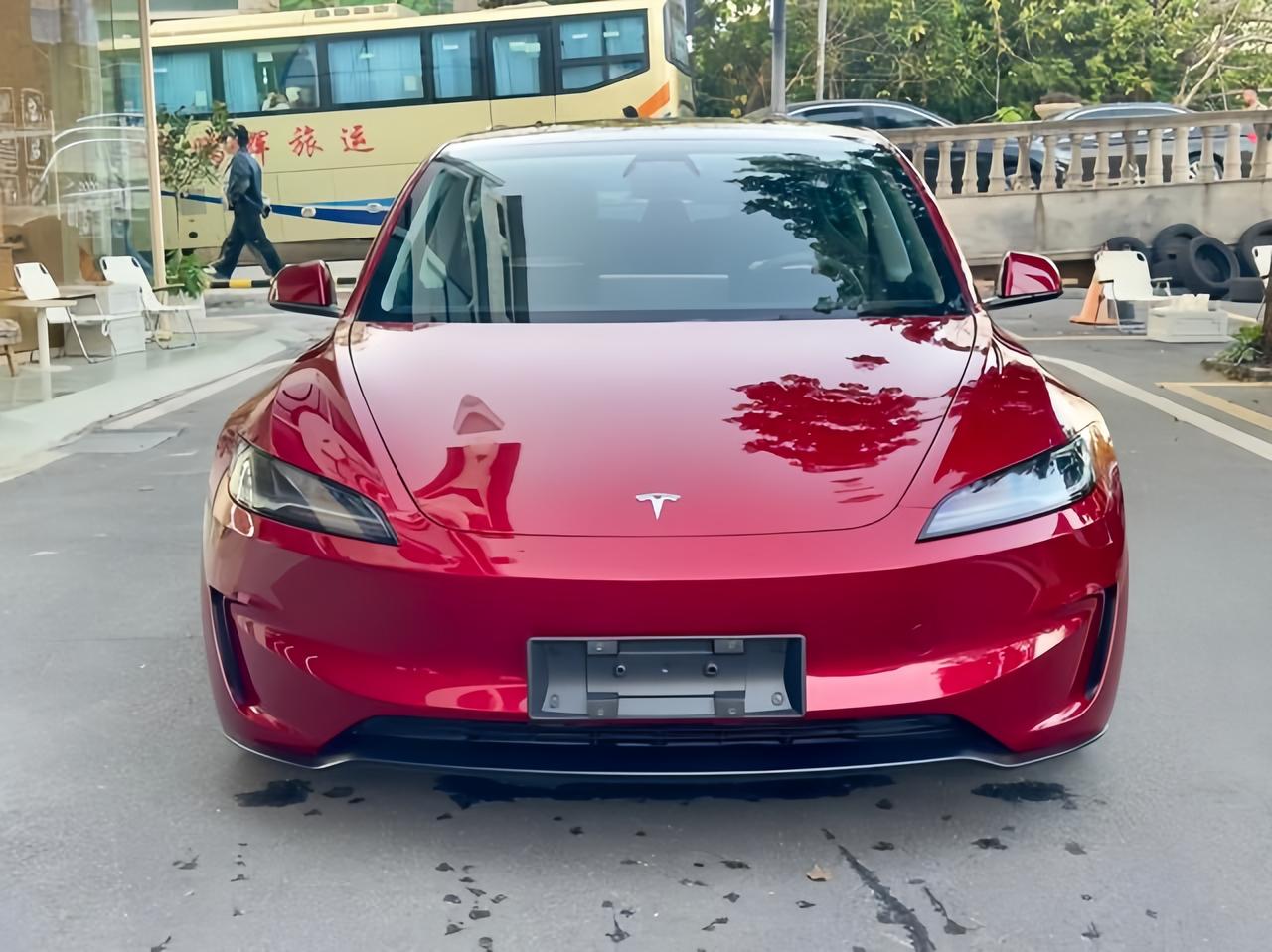 Model 3 2024款高性能全轮驱动版，1年8个月1.3万公里，现在卖大概2
