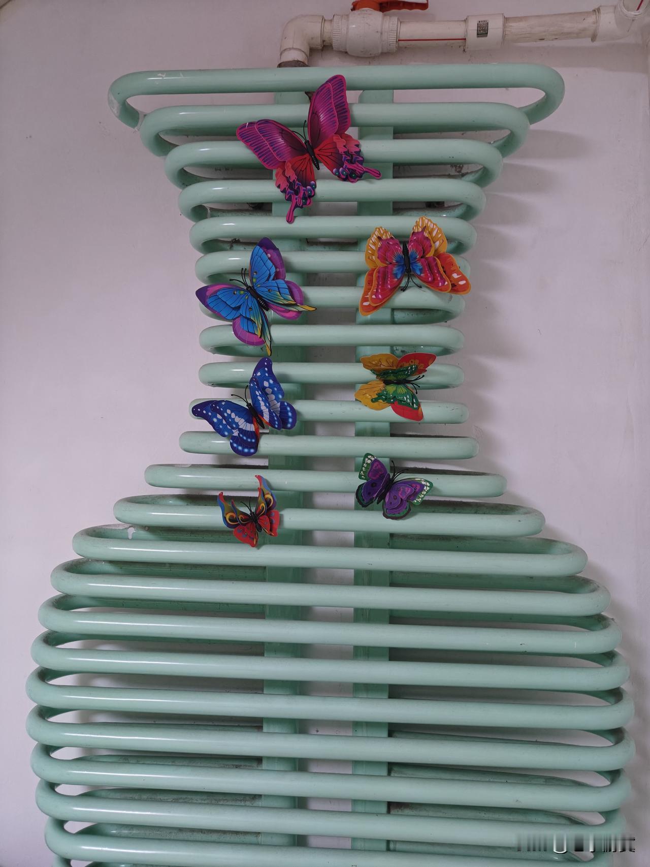 今天是11月15日，石家庄正式开始供暖！所以你家暖气热了吗？
我先说：现在只是温