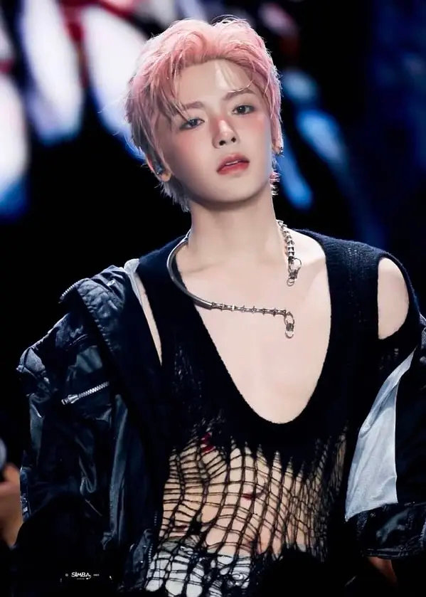 张艺兴这风格是不是想学侯明昊？ 