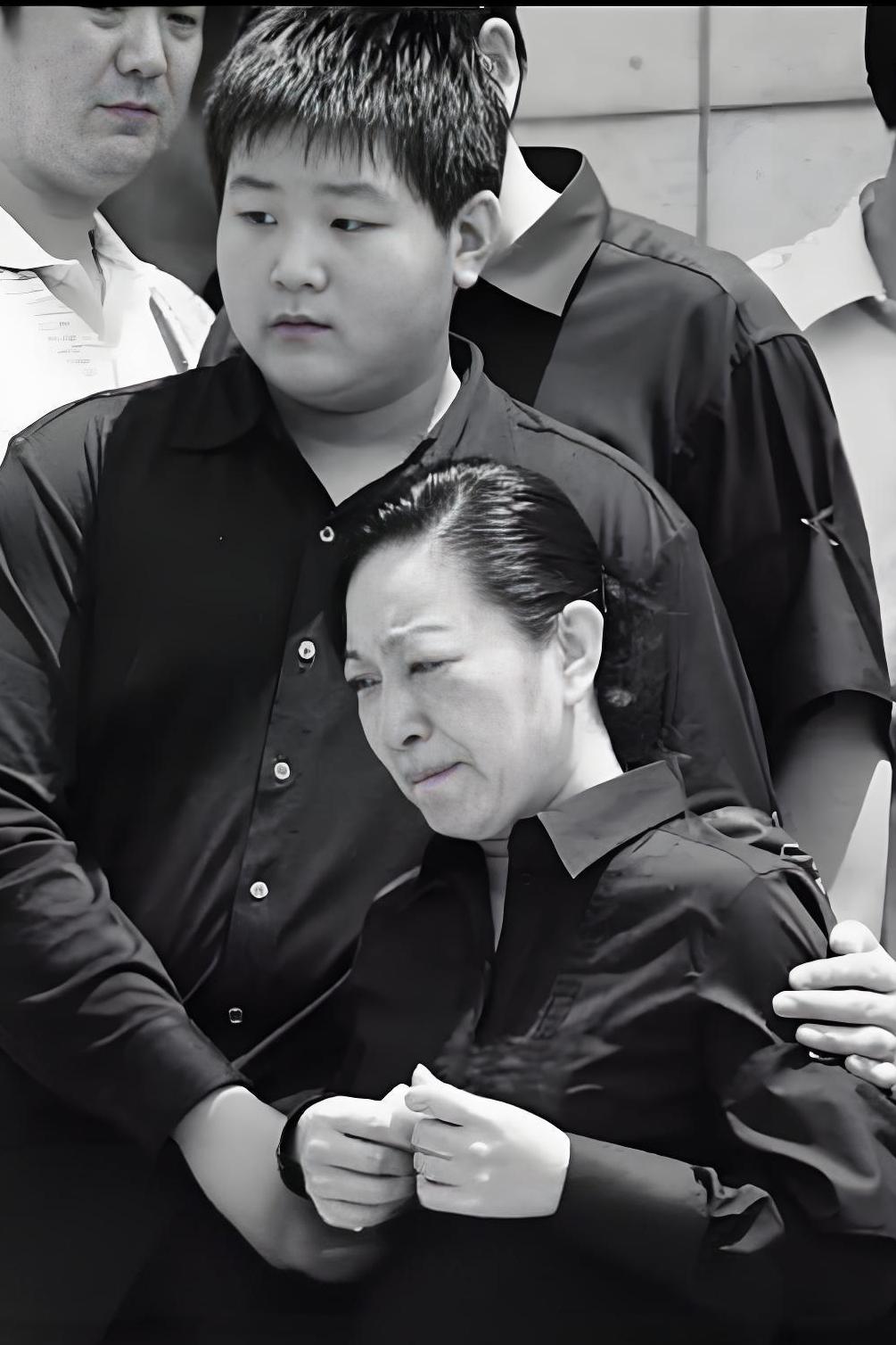 央视“国脸”罗京告别仪式现场，一张罕见的留影，画面里相拥的二人是他的妻子刘继红、
