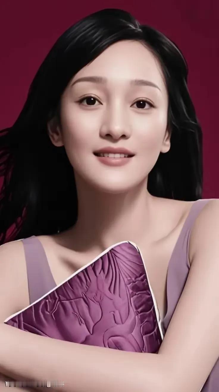 周迅，我最喜欢的演员之一，我非常欣赏她多变的角色，称得上演技精湛，灵动如水。
 