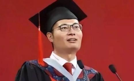 1999年，北大博士王永强携妻子移民美国，此后20年未曾回国与家人联系，其母亲病