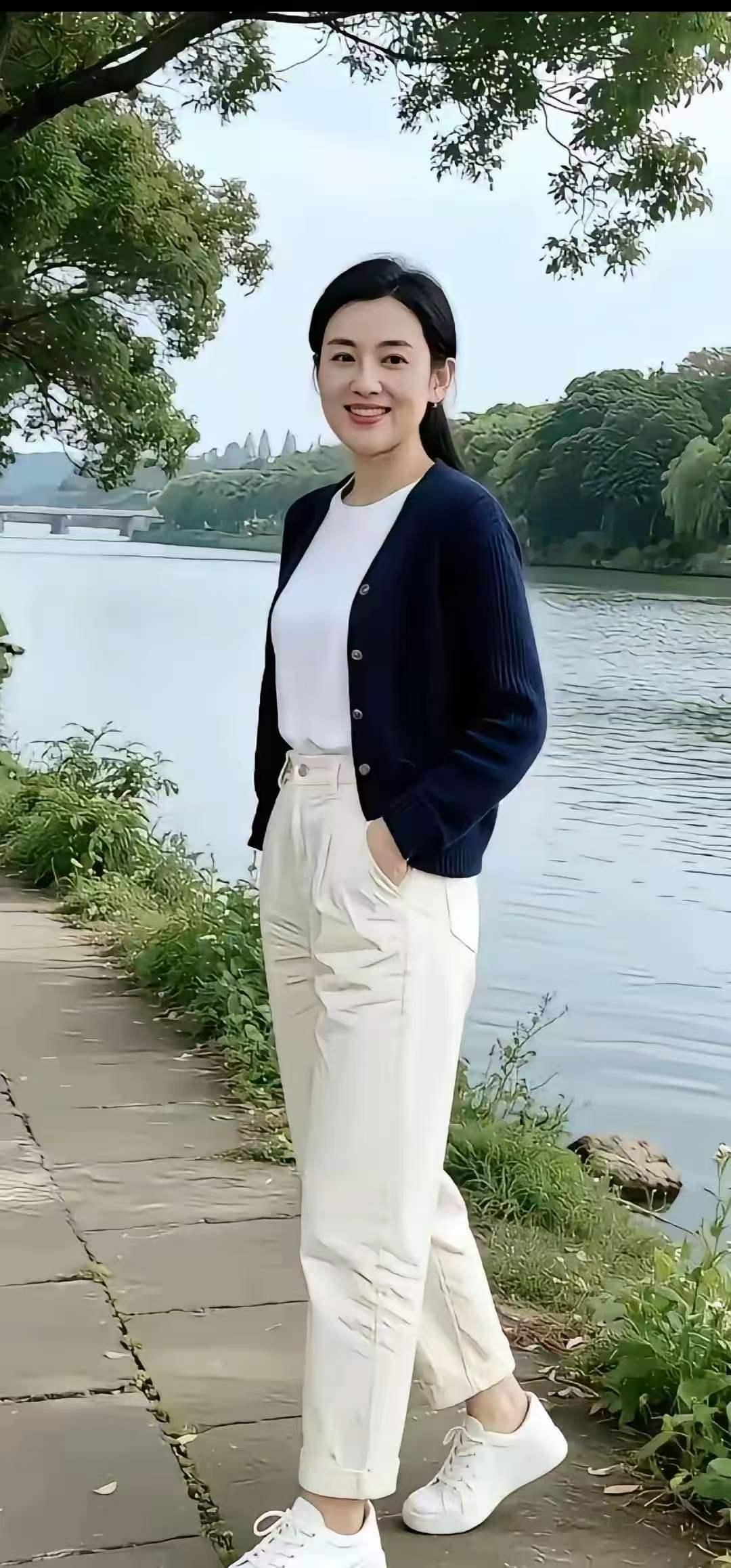 塞鸿秋·湖畔闲游
湖堤漫拂轻柔风，
佳人闲步情丝纵。
波光潋滟金鳞动，
柳姿摇曳