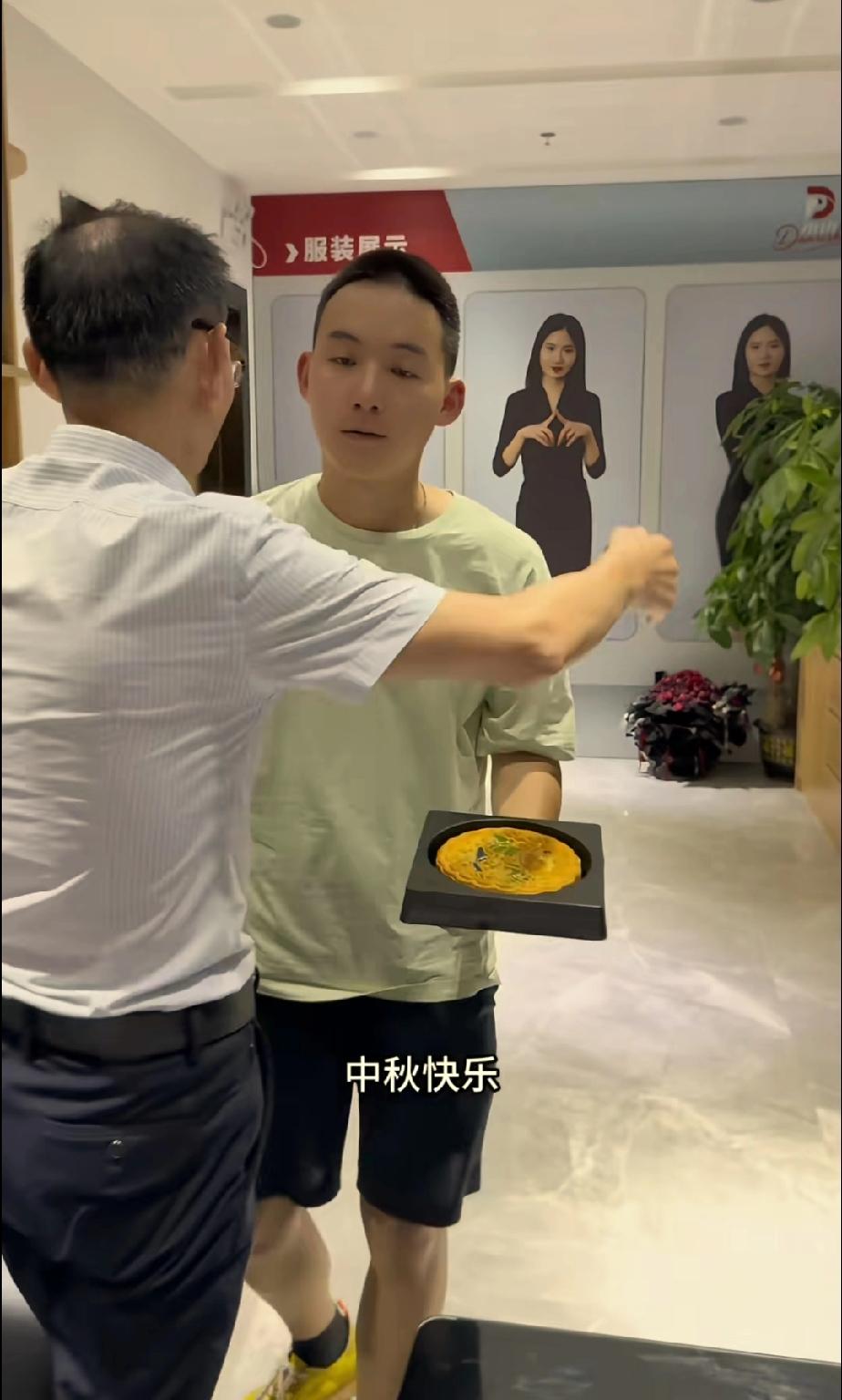 谢浩男的爸爸终于盼来了与儿子的团聚。这个中秋节，他们一同度过。此后的每个中秋节，