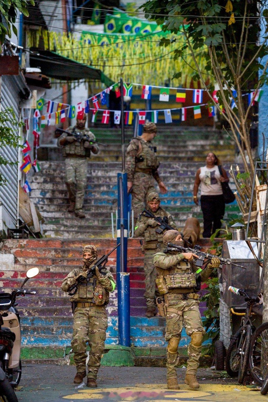 昨天早上，巴西警方与贩毒分子爆发枪战，造成数十名游客被困里约一处热门景点。冲突于