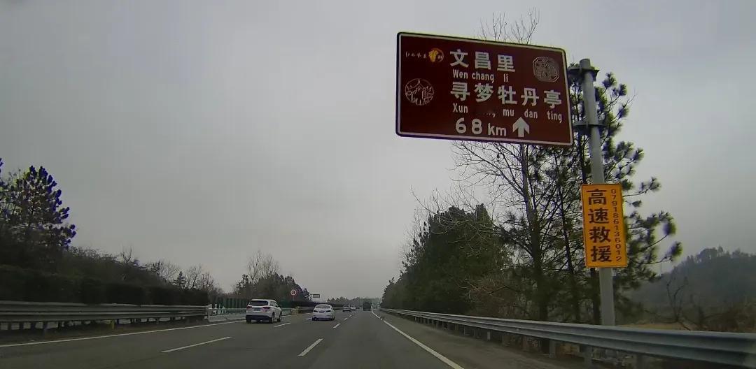 在法庭上下跪求饶，并不能得到谅解，反而会让人心生厌烦。
每个人都会自然而然的问出