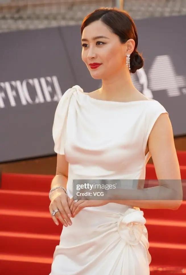 女演员对金像奖很重视！章子怡穿了阿玛尼2025秋冬高定，搭配蒂芙尼珠宝，这季高定