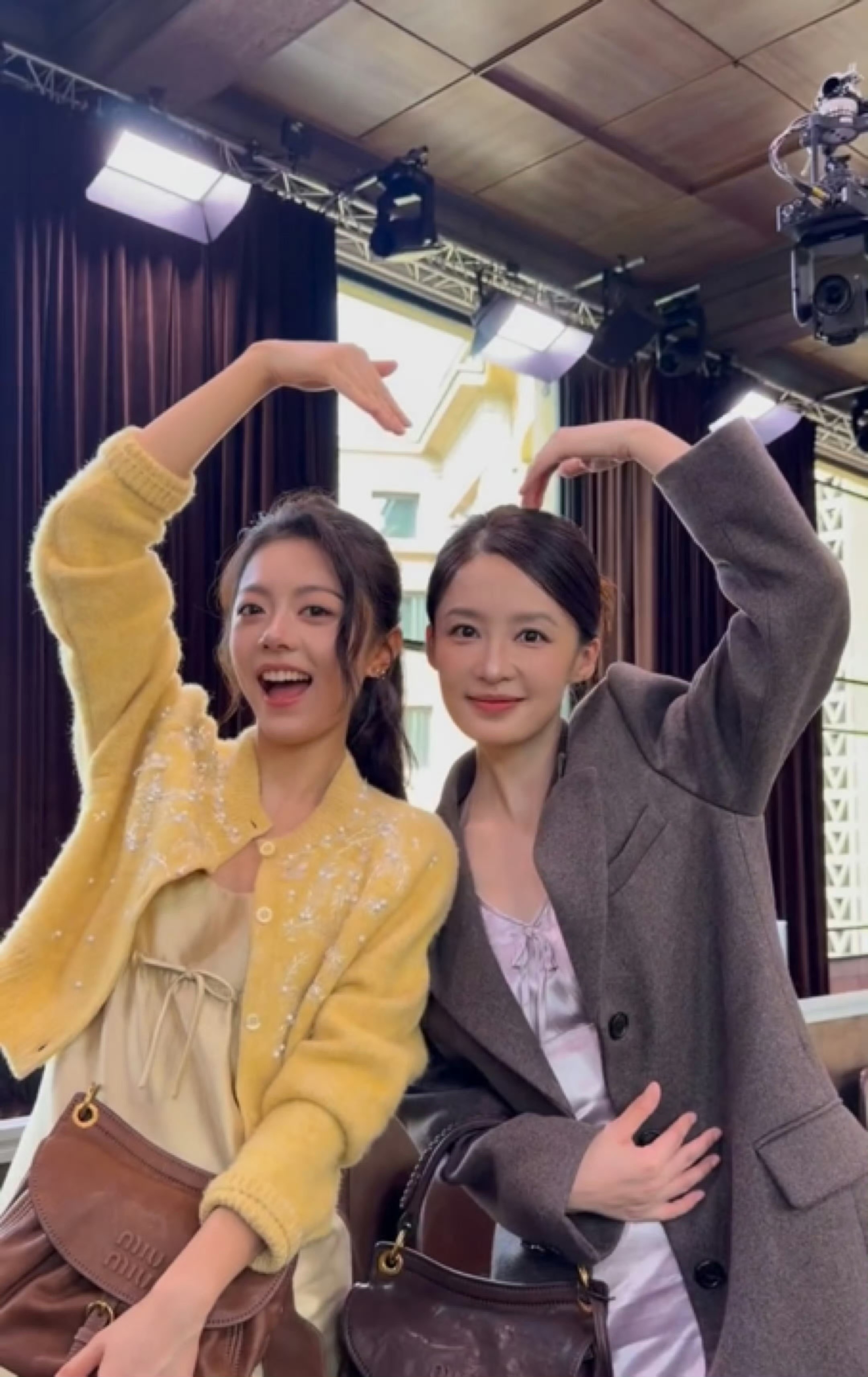 赵今麦李沁比心合照🈶两位美女对我的眼睛太好了吧啊啊啊双倍甜美冲击[害羞][害羞
