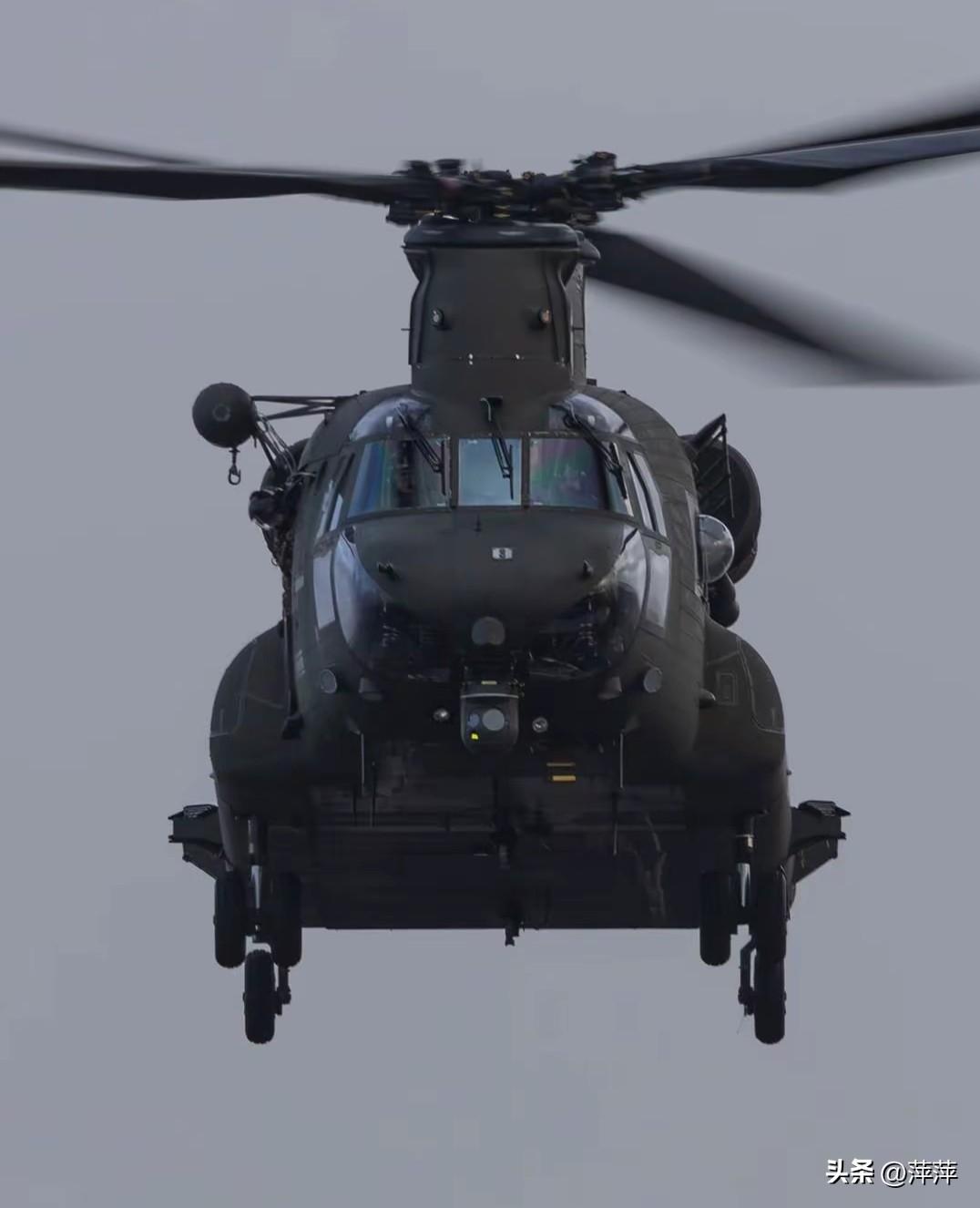 这架霸气的直升机是美国CH-47“支奴干”运输直升机，以其独特的纵列双旋翼布局闻