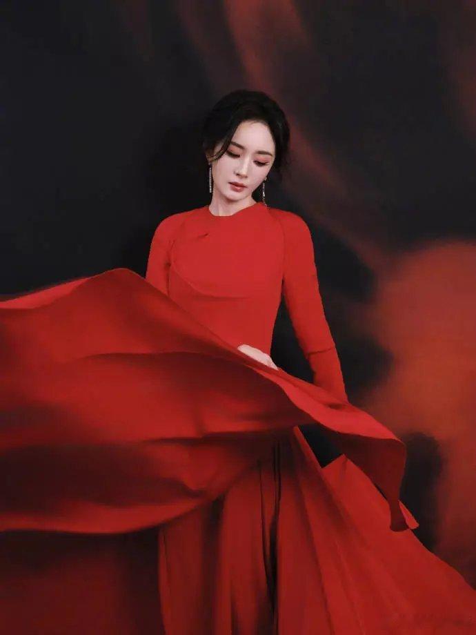 青青娱乐杨幂穿红裙拍摄写真 暗红丝绒浓烈也慵懒 