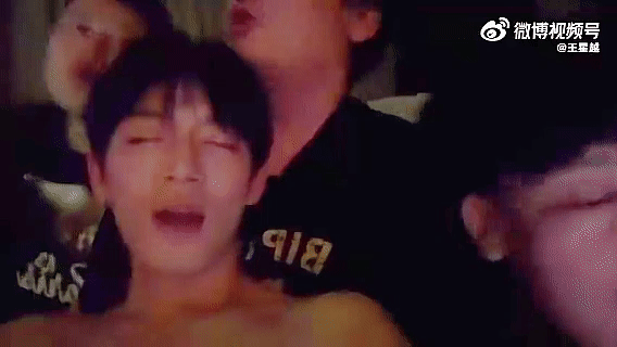 半夜光着膀子喝酒唱歌拍视频发到了wb 现在已经删除了