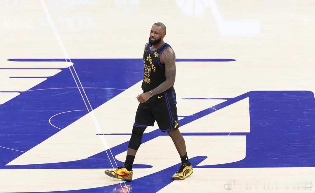 40岁詹皇复出封神！7投12助+2.46秒持球新低，无球照样主宰比赛！爵士球员赛