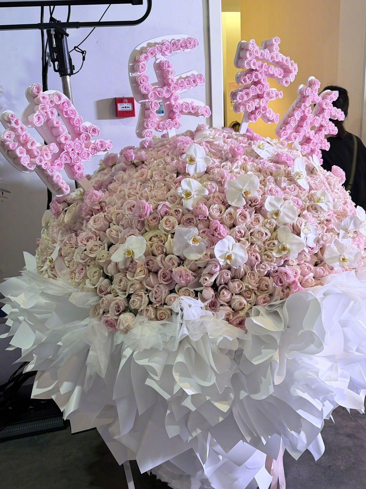 快乐家族送谢娜的花快乐家族给谢娜送的花看到了快乐家族送谢娜的花，好大一束 