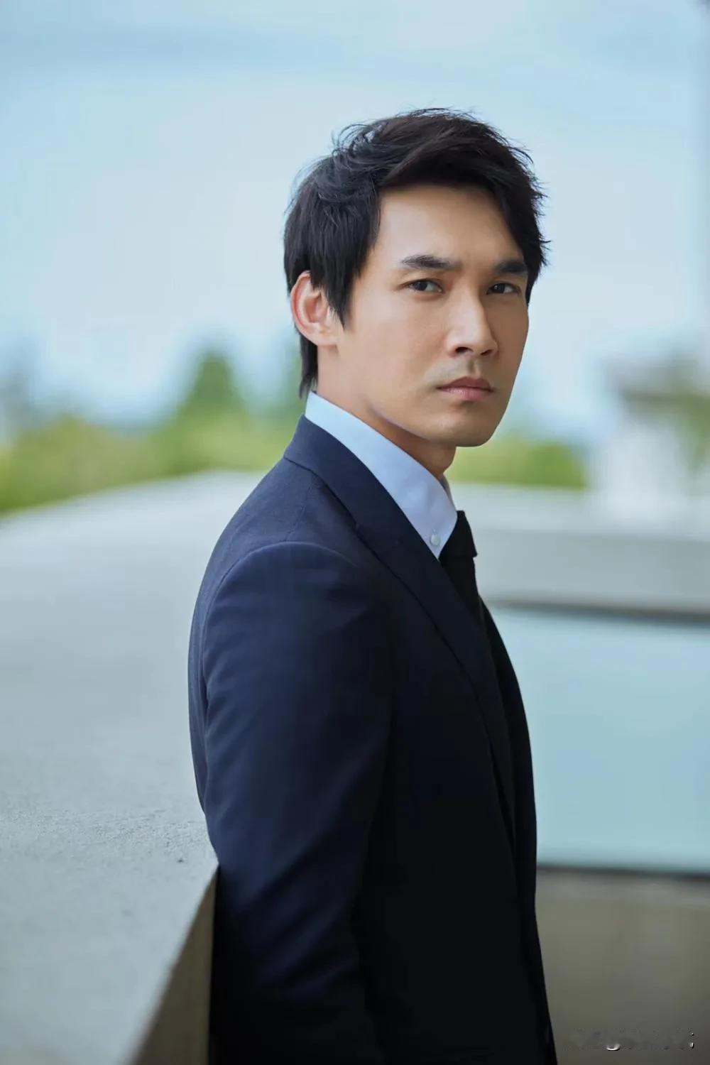 他形象好，演技也不差，而且声音还特别好听。
自出道以来，他输出的作品没100部也