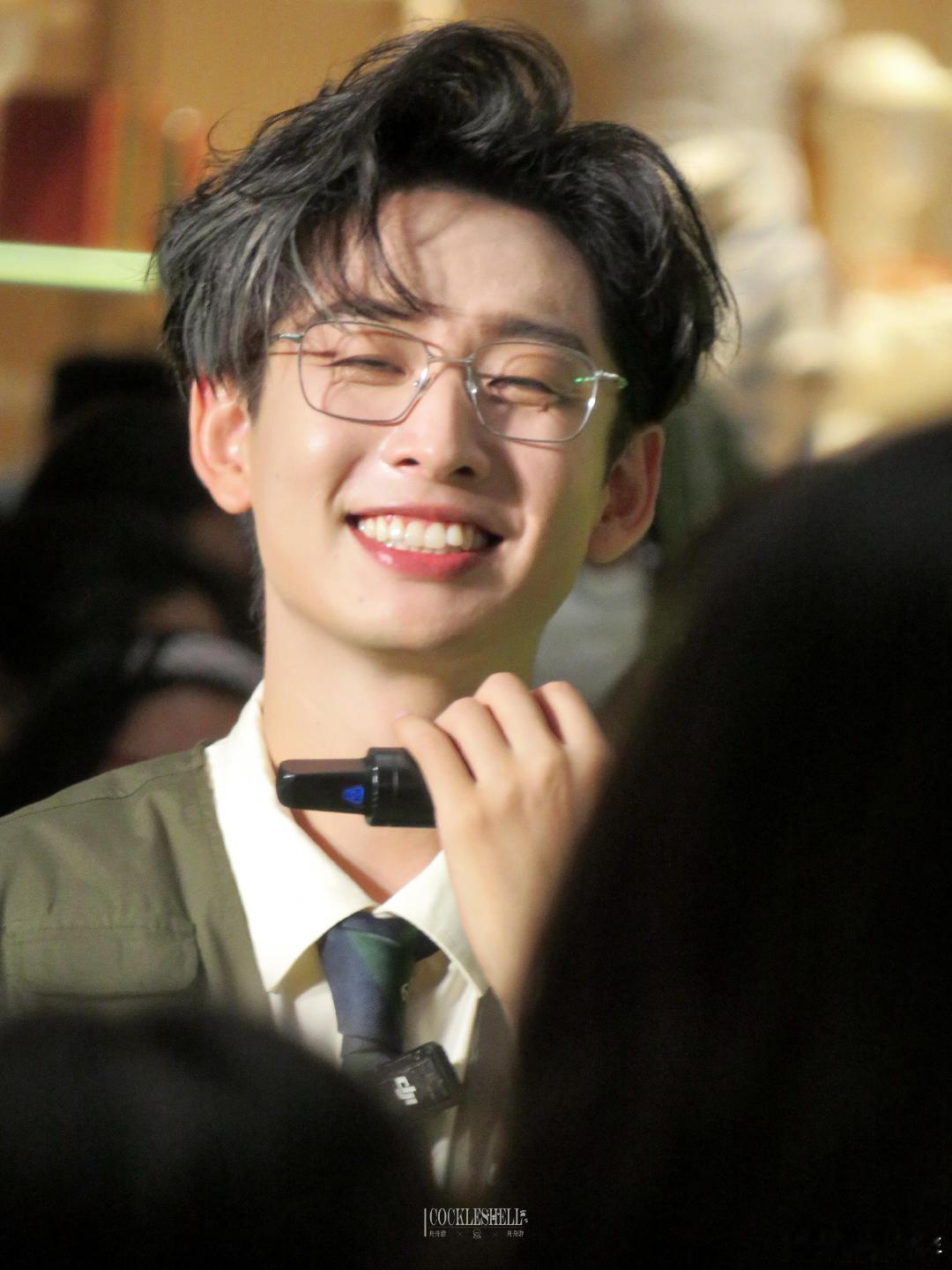 被齐思钧的主持功底迷倒齐思钧这副眼镜造型太适配他了，书卷气扑面而来！齐思钧眼镜造