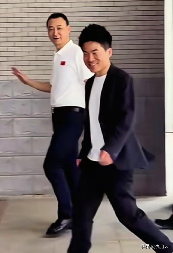 董宇辉是一位好的演讲者，不仅是因为出众的口才，清晰的逻辑，还因为他时时刻刻会和学