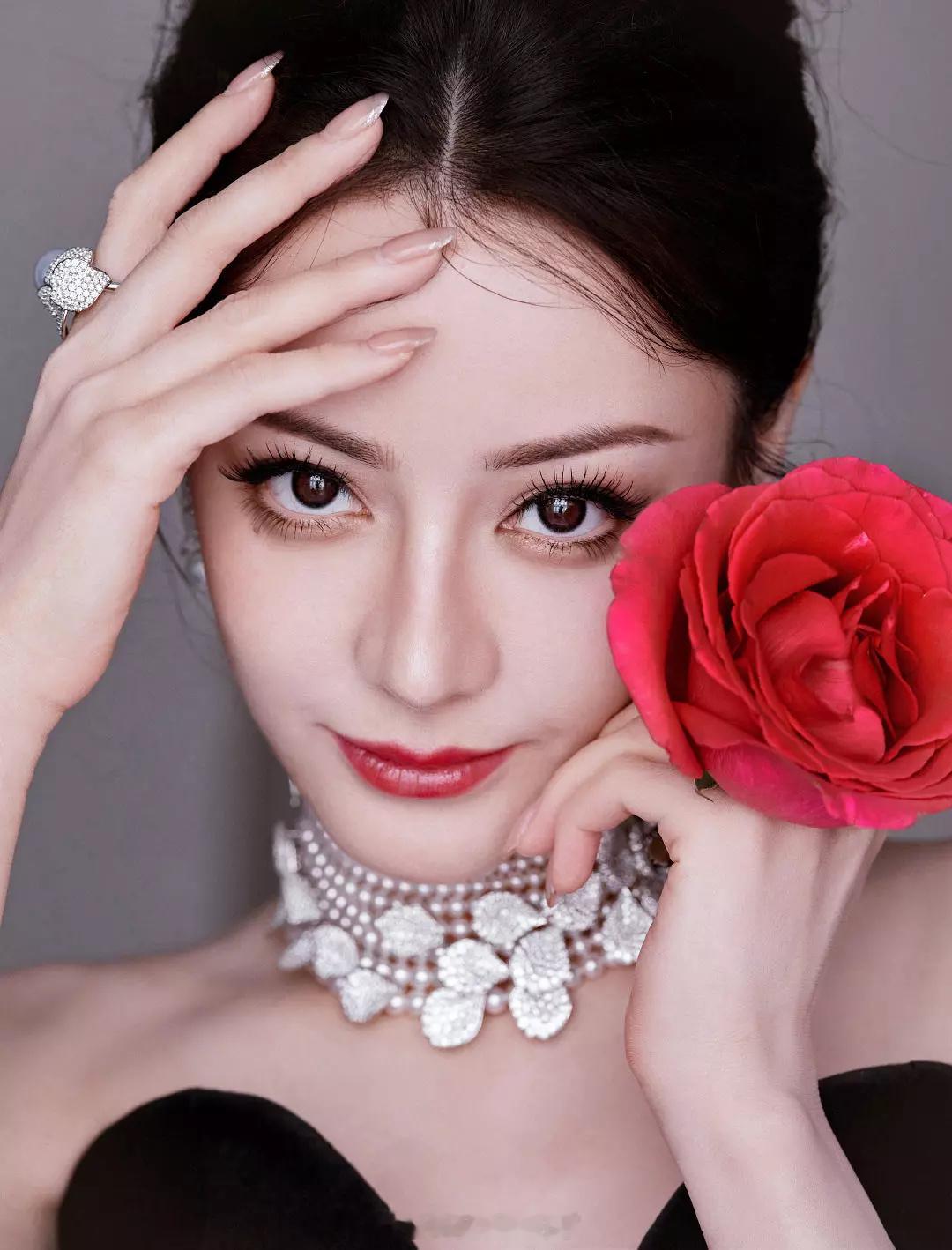 迪丽热巴工作室出图了！迪丽热巴黑丝绒玫瑰裙 ​​​