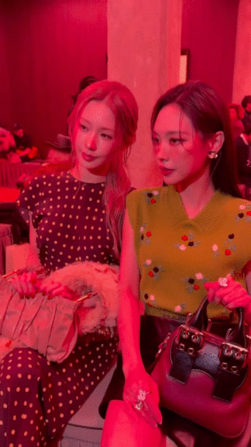 王霏霏赵美延秀场同框 王霏霏酷飒有型，赵美延甜美可人，不同风格同框，瞬间点亮秀场