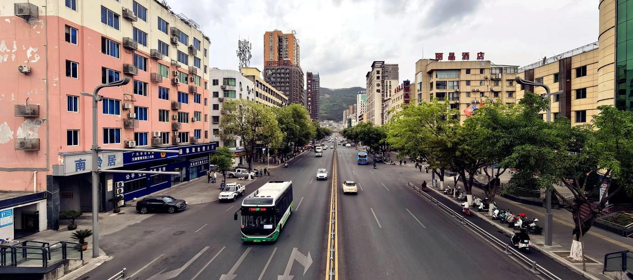 站在人行天桥上看蜀门南路，路的尽头就是南山（拍摄于2025年4月25日17:56