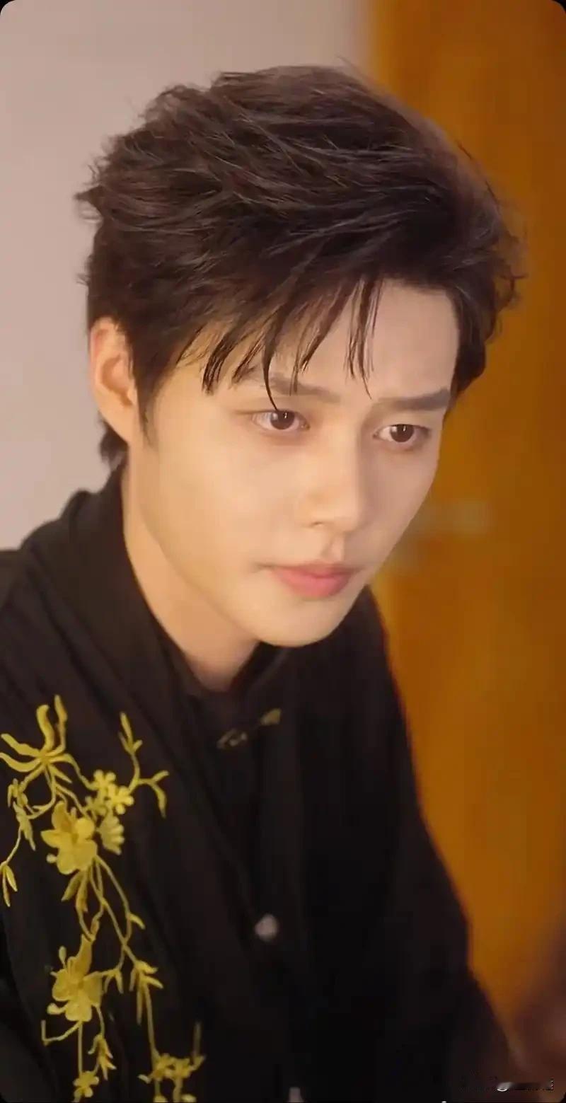 《一路繁花》，赵柯淳，短剧一哥又火了。他很会聊天，说话实在，没有那些虚头巴脑的大