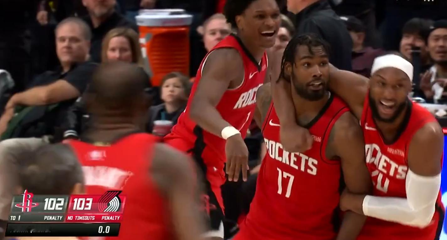 塔里伊森补篮进了，回放显示，球还在手尖，进球无效，开拓者1分险胜火箭，火箭掉到第