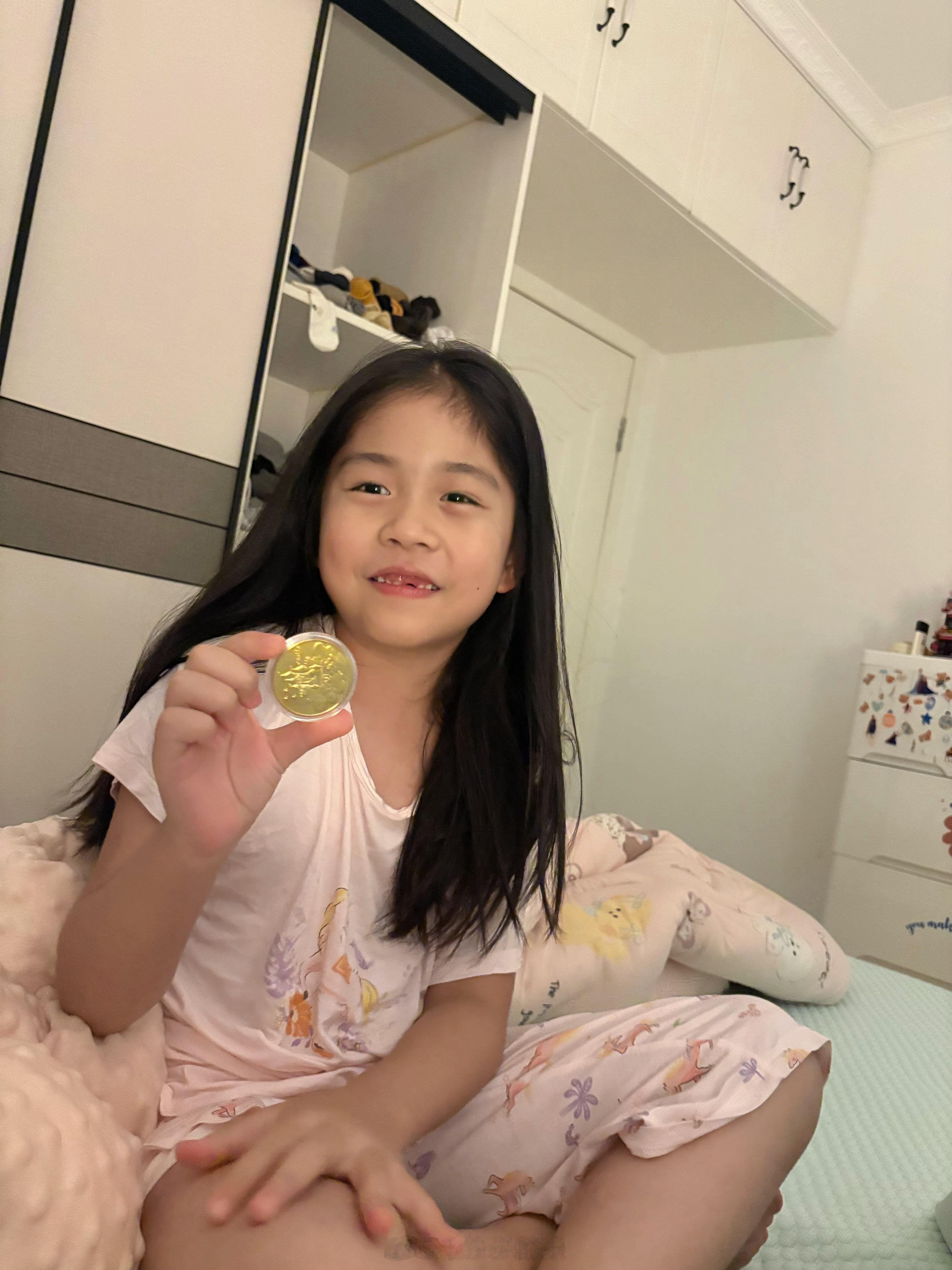 买的牙仙子金币今天才到她说妈妈这个牙仙子怎么这么慢我说可能她们有点堵车 