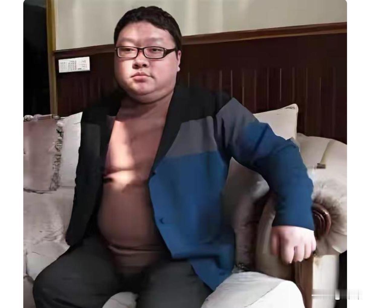 这是文强的儿子文伽昊，今年已经45岁了，目前已娶妻生子过着普通人的日子，母亲也早