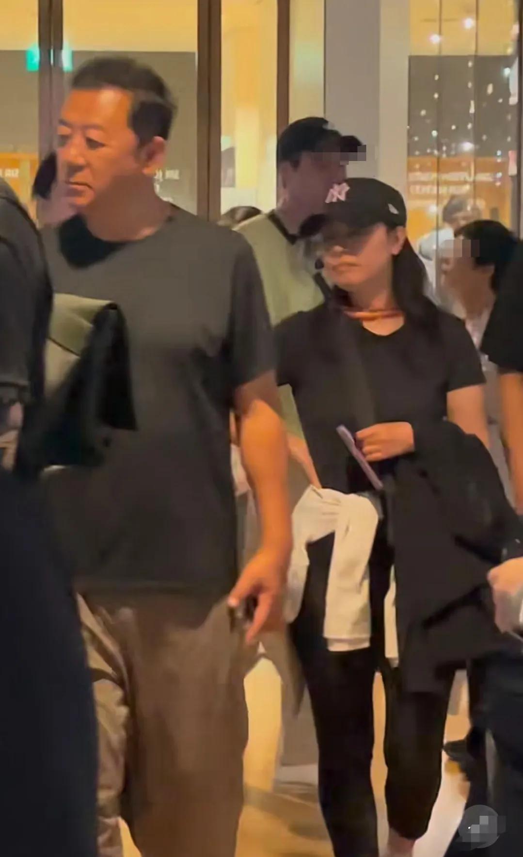 继参观牛津大学后，郭涛一家又去逛大英博物馆了。

有网友偶遇到他们，并分享了视频
