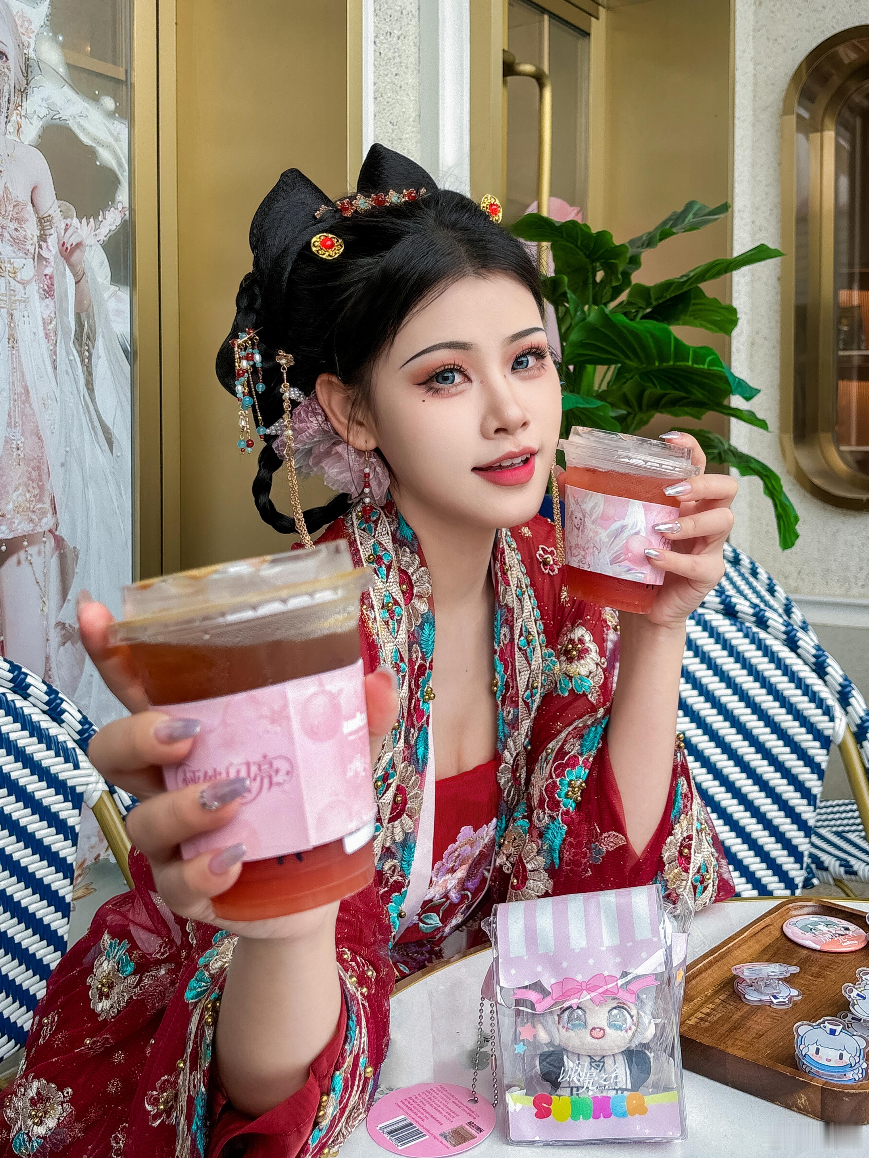 #以闪亮之名[超话]##我和三坑的日常# 是谁还没有喝到联动咖啡？！[咖啡]赶紧