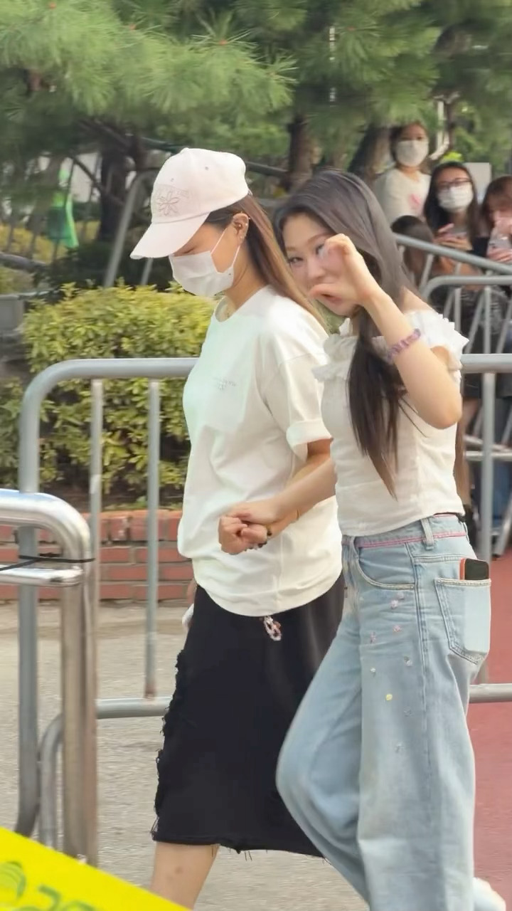 沈佳润KBS打歌上班路透～好明媚的妹妹啊[送花花] ​​​