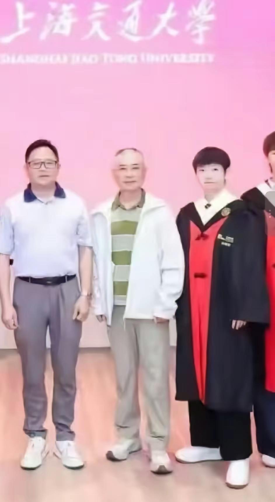 上海交大毕业了！俗话说得好：球打得好不可怕，就怕球员有文化！莎莎这下如虎添翼了！