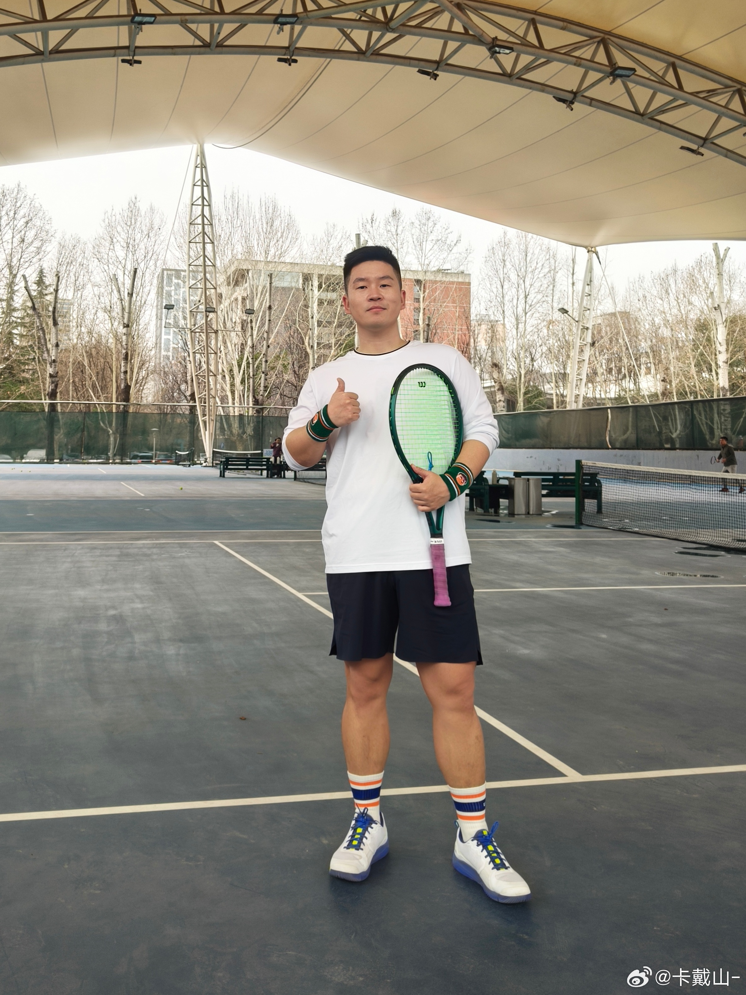 给大家安利一个红土赛季超好看的护腕！酷盖！倔强网球的~经典墨绿＋红土色＋白色点缀