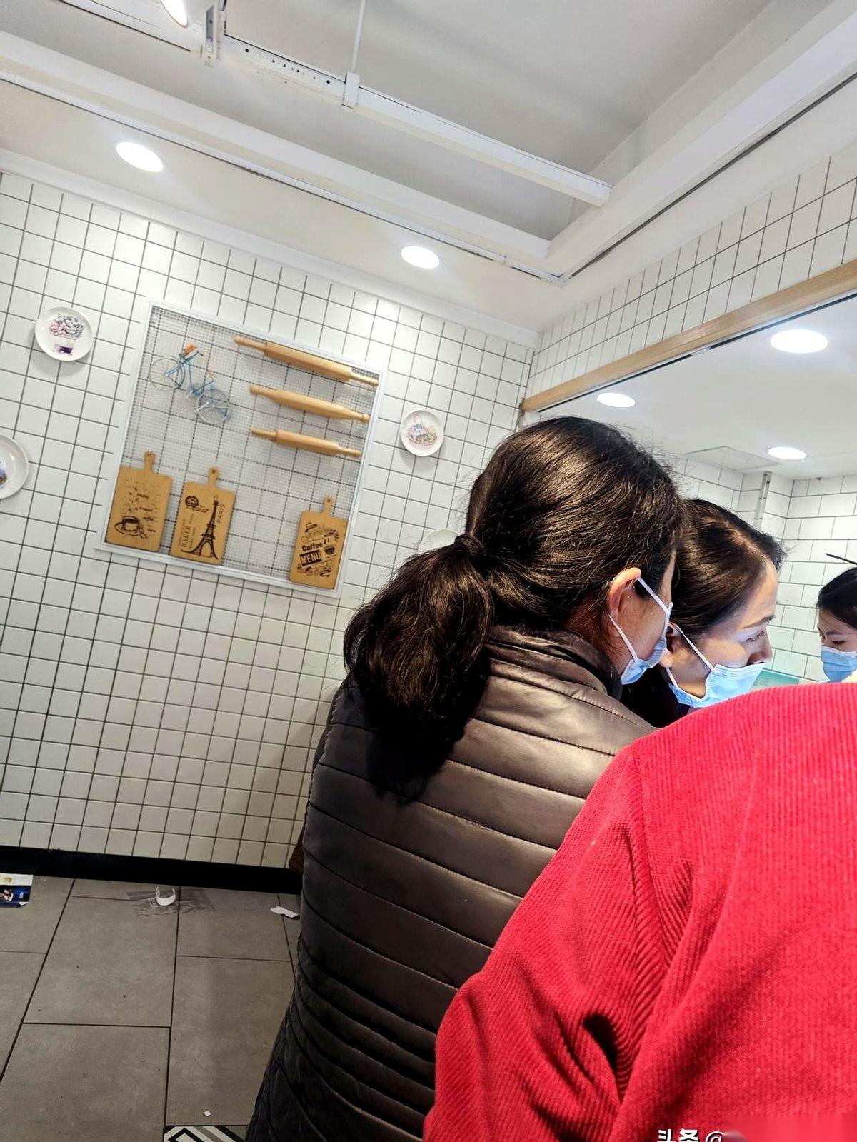 警察都来了。
就为了买个面包。
我卡里376块钱，现在就成了个笑话。
巴莉甜甜，