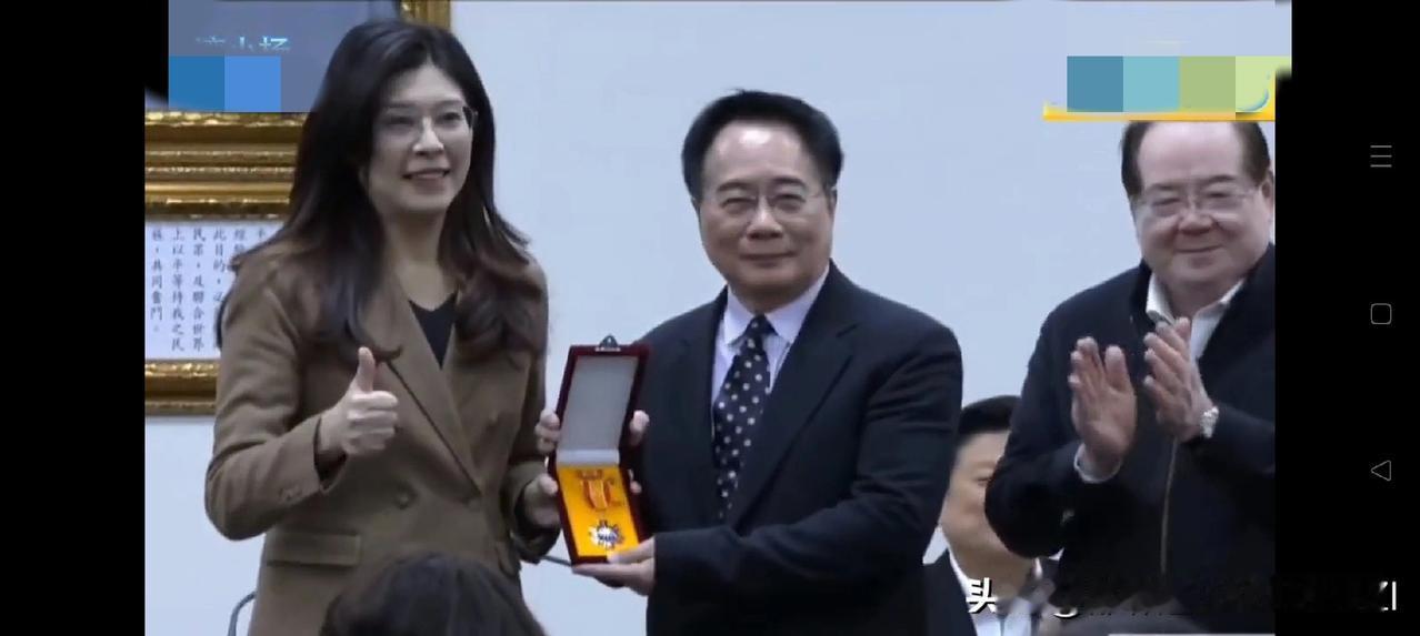 郑丽文颁发“实践一等奖章”，给蔡正元。
1月7日，郑丽文邀请蔡正元参加今天下午的