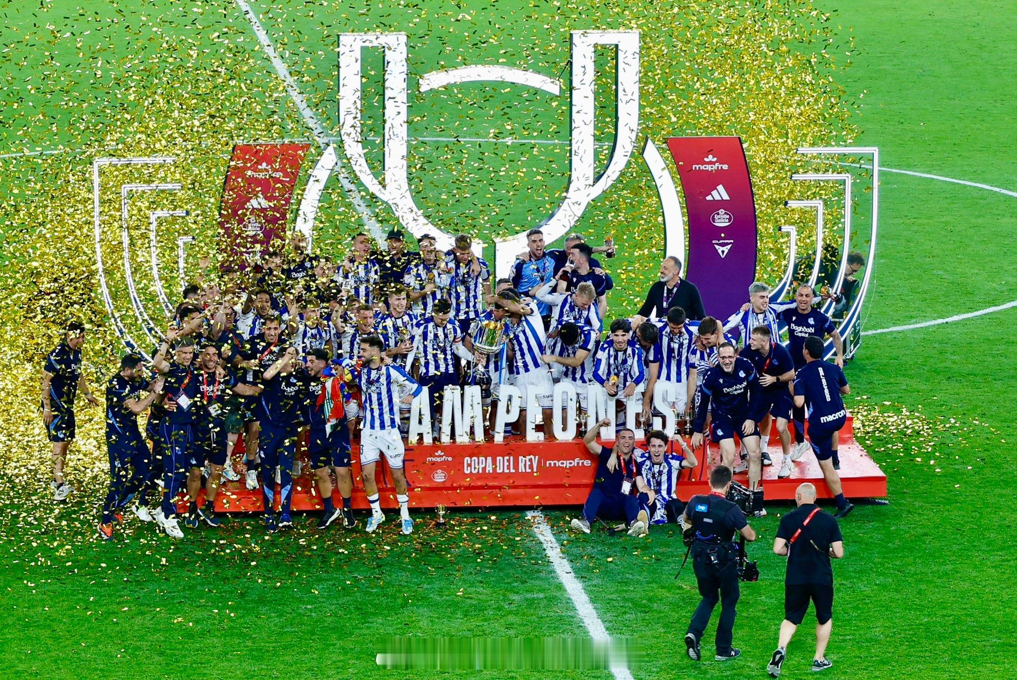 西班牙王室 4月18日，国王杯决赛皇家社会VS马竞的比赛在塞维利亚卡图哈球场举行