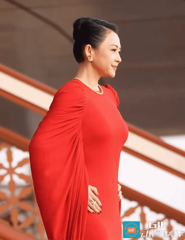 真想把章子怡这身拉垮的肥肠袖给拽下来，太丑了，她自己签名时都嫌弃累赘。果然国际章