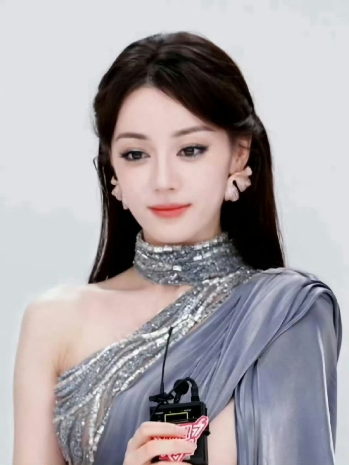 #迪丽热巴单肩女神裙##迪丽热巴连续三天直播状态# 迪丽热巴连续三天直播，今日份