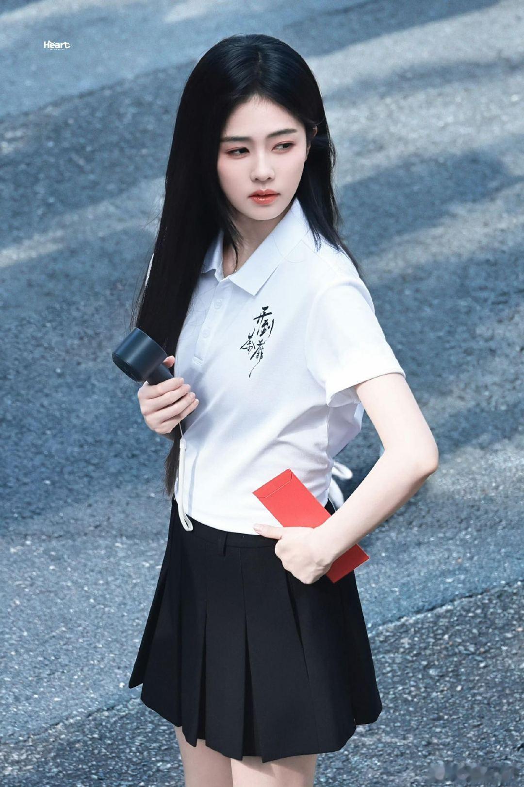 白鹿开机就是王韵娜白鹿开机照入戏感好强 新剧正式开机，白鹿扮相和王韵娜高度契合。