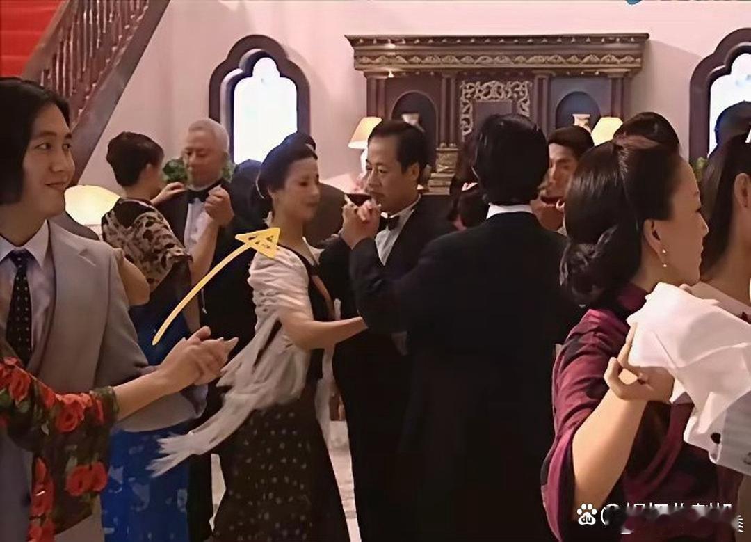 刘亦菲妈妈居然在金粉世家里客串过，她这颜值简直比女儿还高 