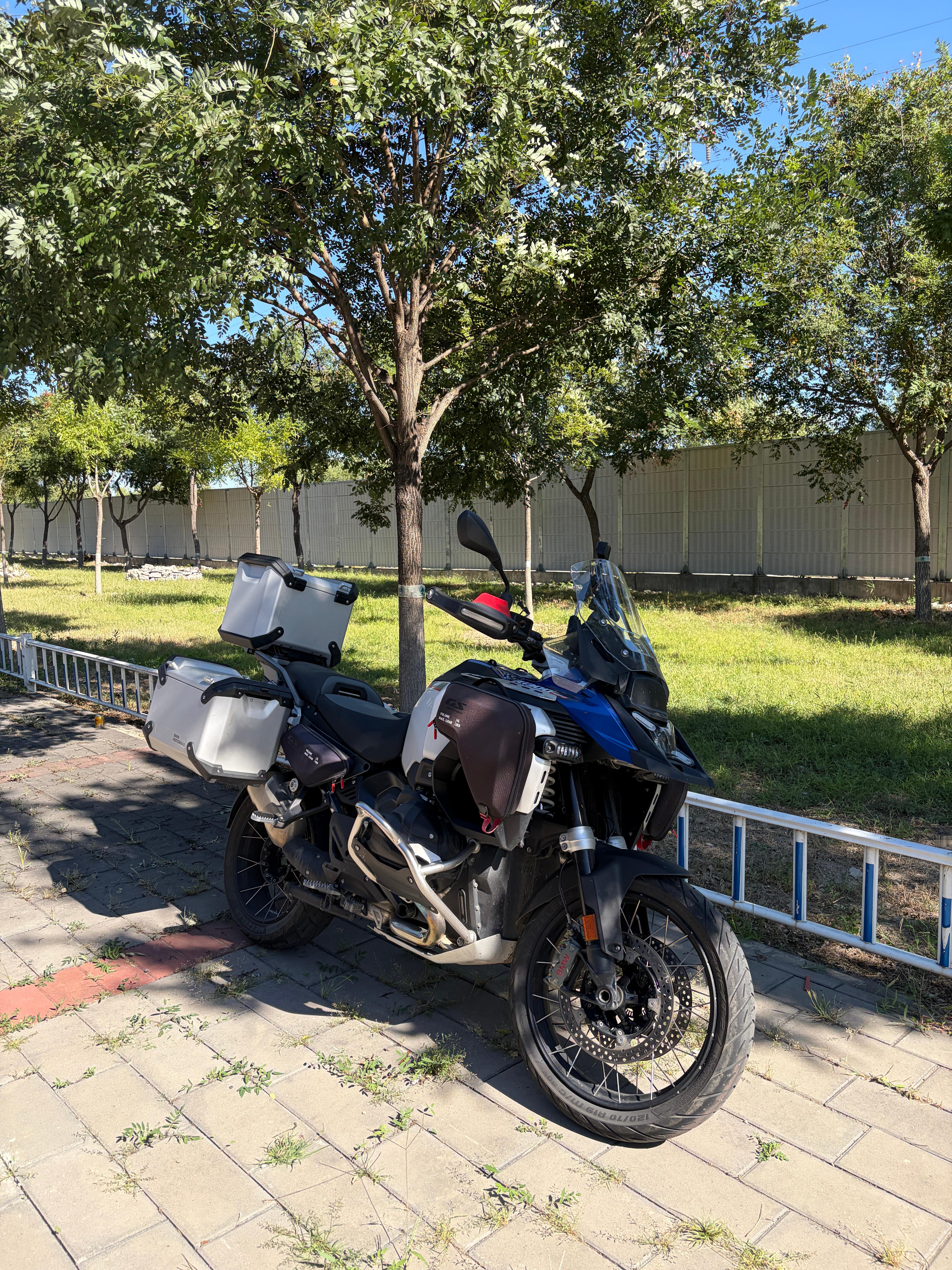 今天骑1300 GS ADV去加油加了220多块钱，油箱30L… 续航600km