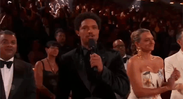 这就是特朗普在发布会抨的 特雷弗·诺亚，他在格莱美颁奖典礼上说：年度歌曲奖——这