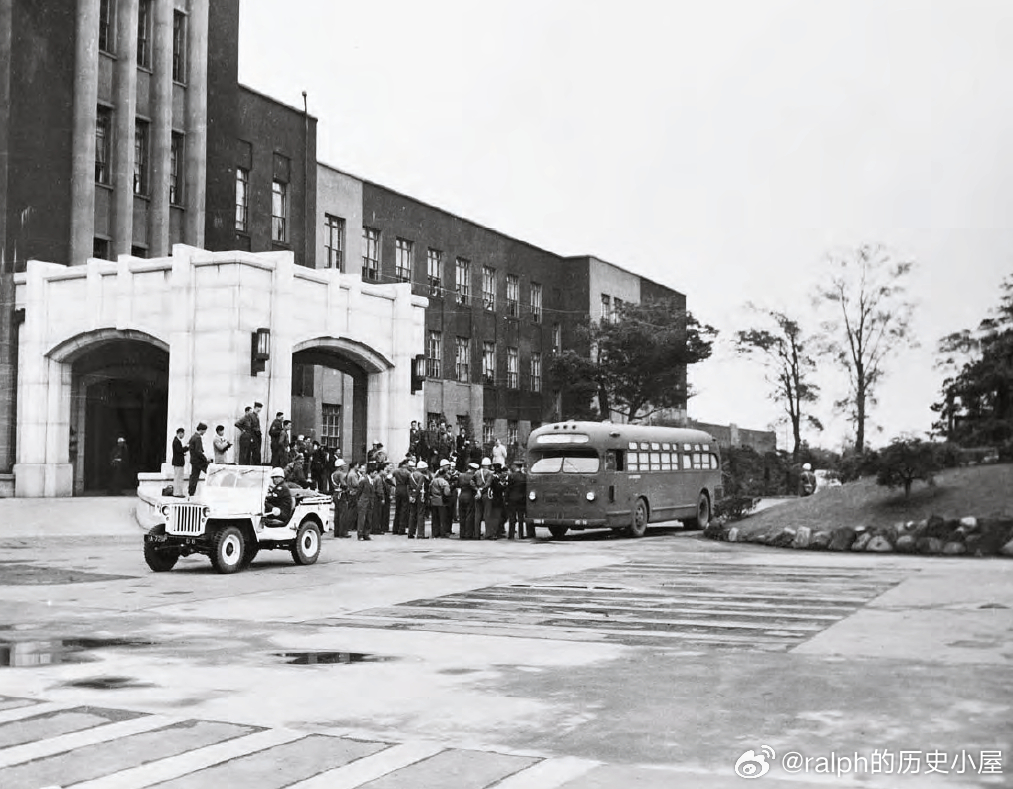 1946年日本甲级战犯从巢鸭监狱乘坐巴士到达日本东京陆军大厦，他们将在此接受远东