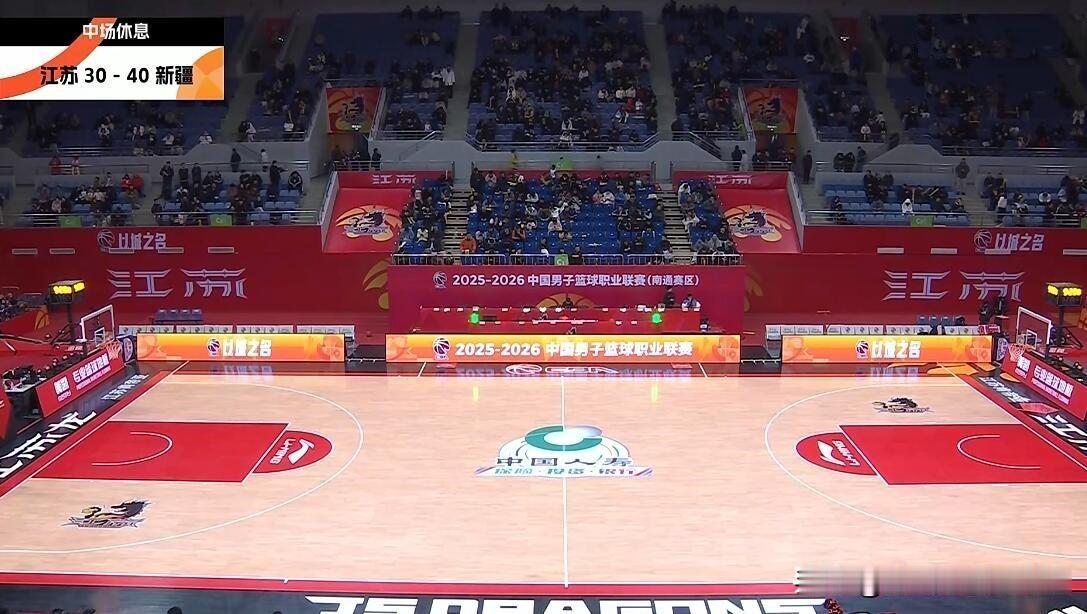 昨晚南通体育会展中心篮球馆，本赛季CBA江苏肯帝亚在南通主场的首场比赛，上座率很