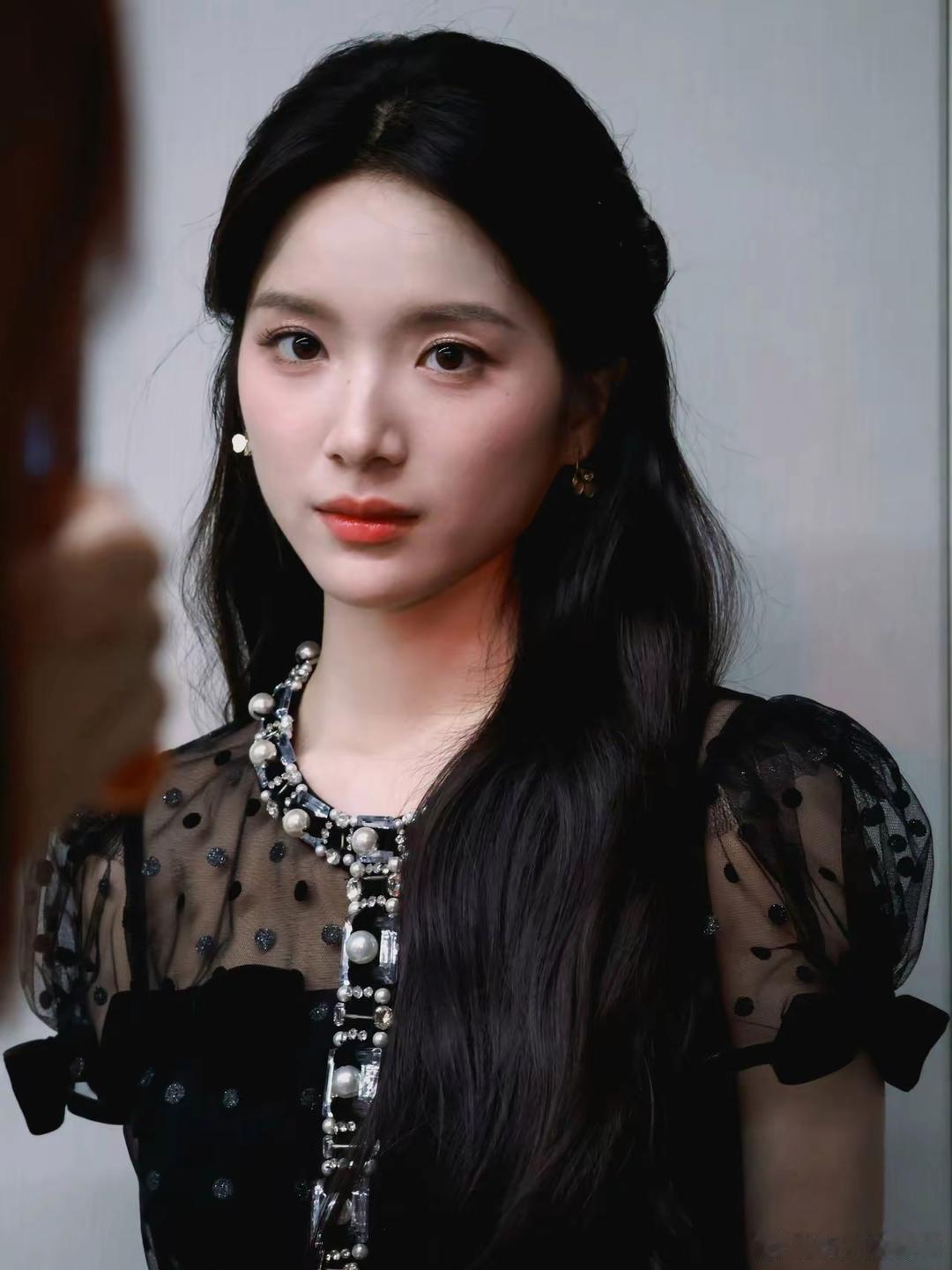 李思潼这回第二套终于踩中了女明星的魂✨最灵的是人松透了——笑得没包袱，少女的鲜气