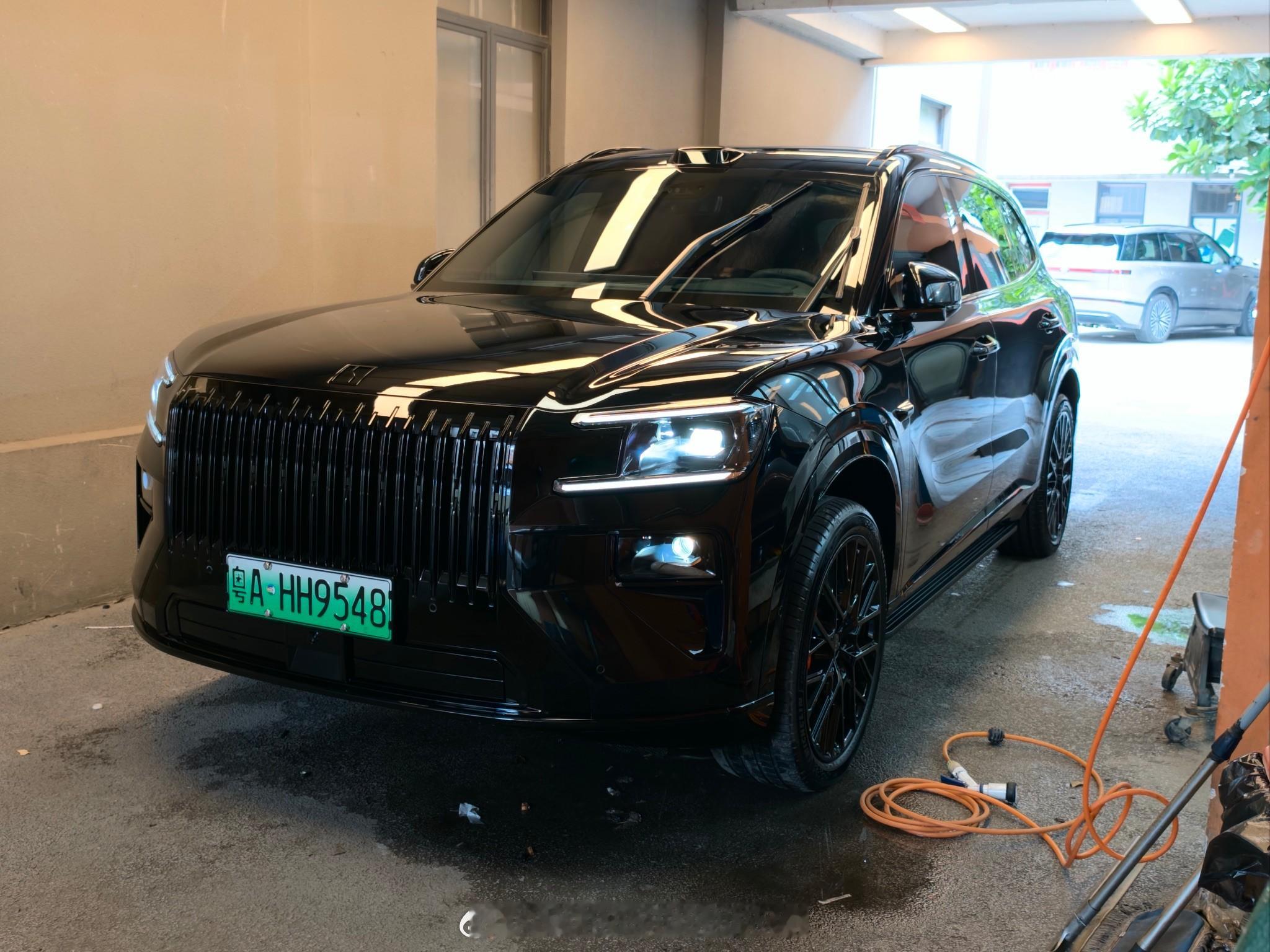 两台都是绿牌摆在一起，发现杭州湾卡宴也不是不行气场不输，而且一半价格可以买到翻倍